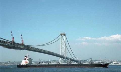 写真：建設中の明石海峡大橋6