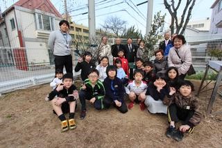 写真：真野小学校創立100周年記念植樹会