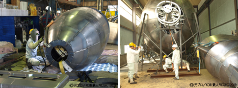 工場でロケットタンクを溶接し、頭部と胴体のパーツを作っています。