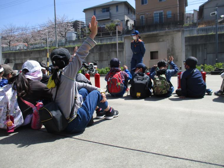 小学生と消防吏員