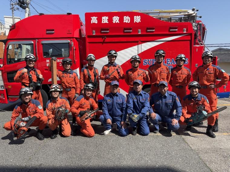 消防団員と救助隊の集合写真