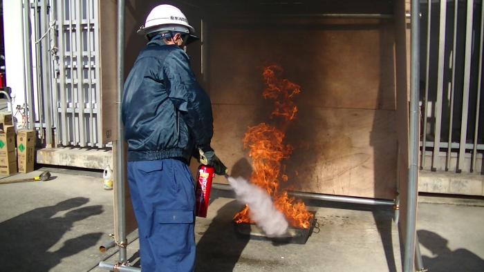 写真：実際に炎を出して消火器の使う消防団員