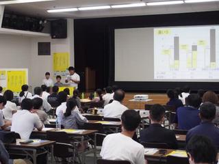 中学生による実態調査発表の様子1