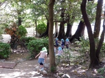 幼稚園で園児が遊ぶ様子