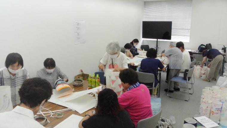 行燈を準備している様子