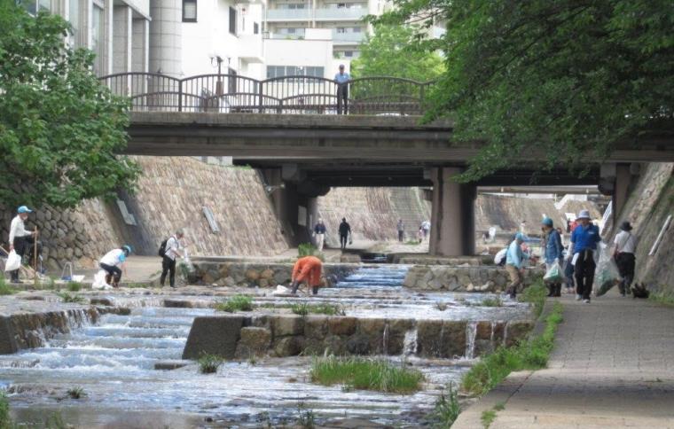 都賀川清掃の様子その2