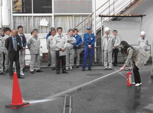 訓練用消火器を使った消火訓練