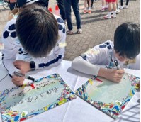 子どもがメッセージを書いている写真