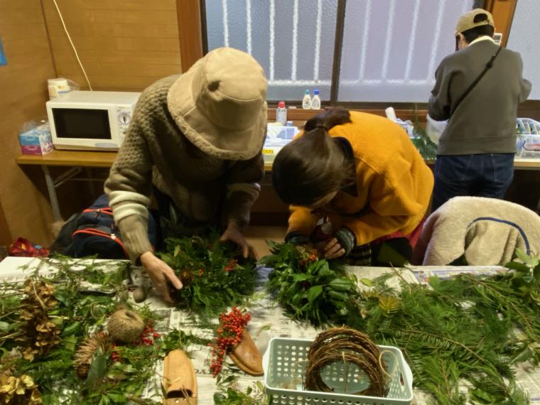 クリスマスチャーム制作中...