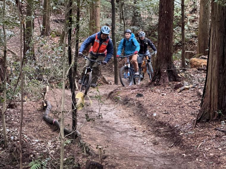 マウンテンバイクフォレスト神戸のコースを走行している様子