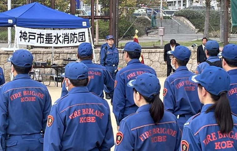 消防団長から訓練開始の言葉を聞く団員の写真