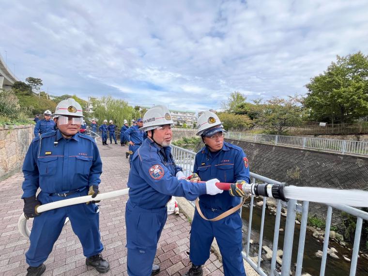 放水訓練を行う団員の写真