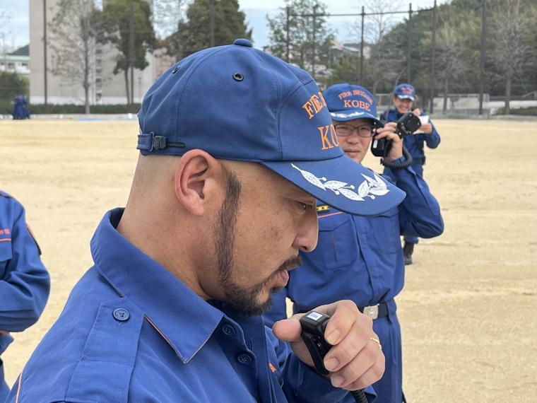 無線取扱い訓練を行う団員の写真1