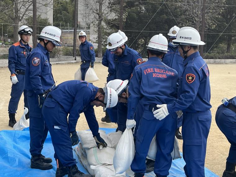 水防工法訓練を行う団員の写真