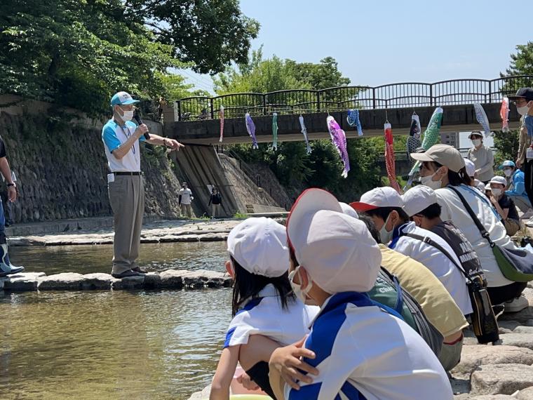 過去の鮎の稚魚の放流の様子①